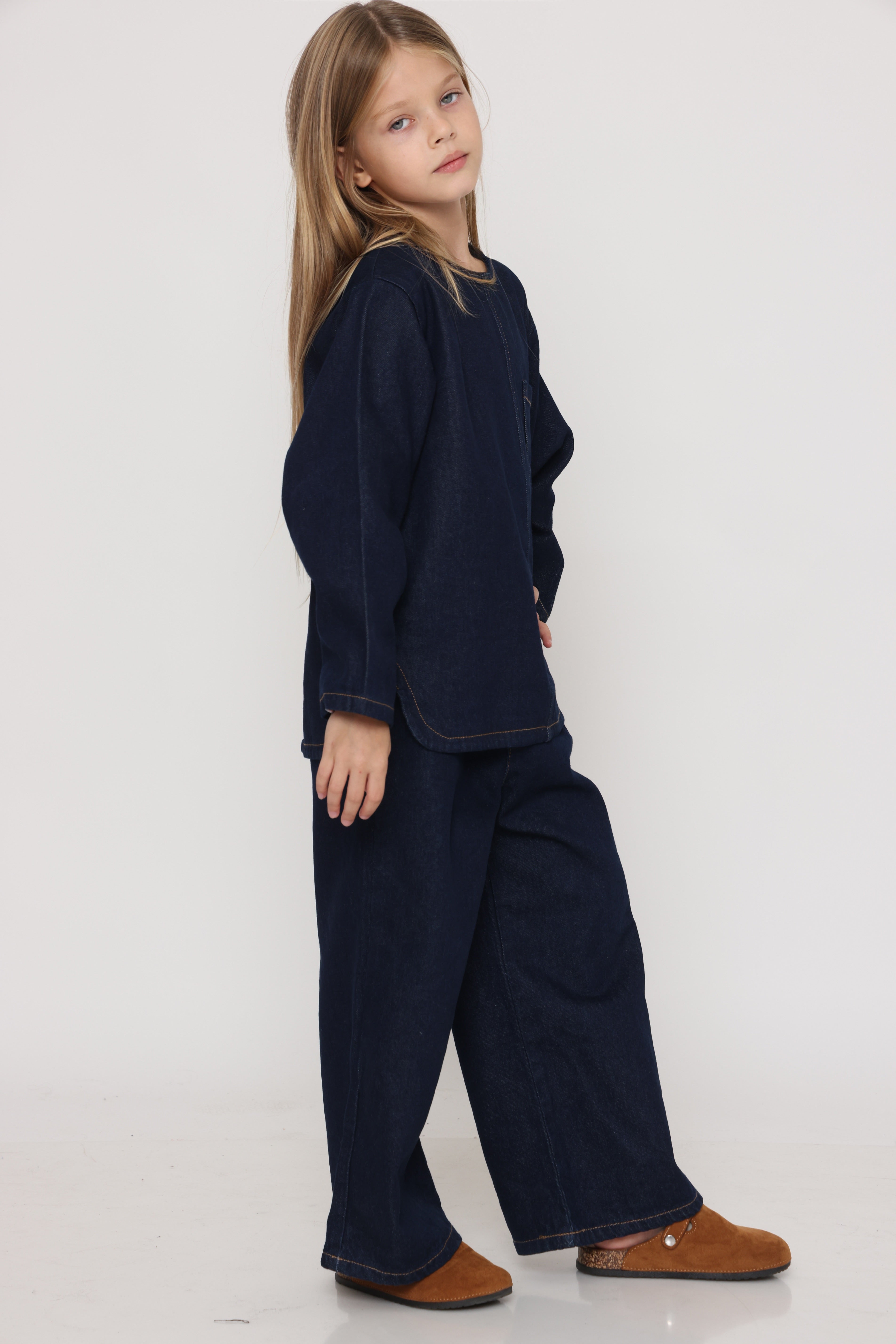 חליפת ג׳ינס אוברסייז כהה לילדה