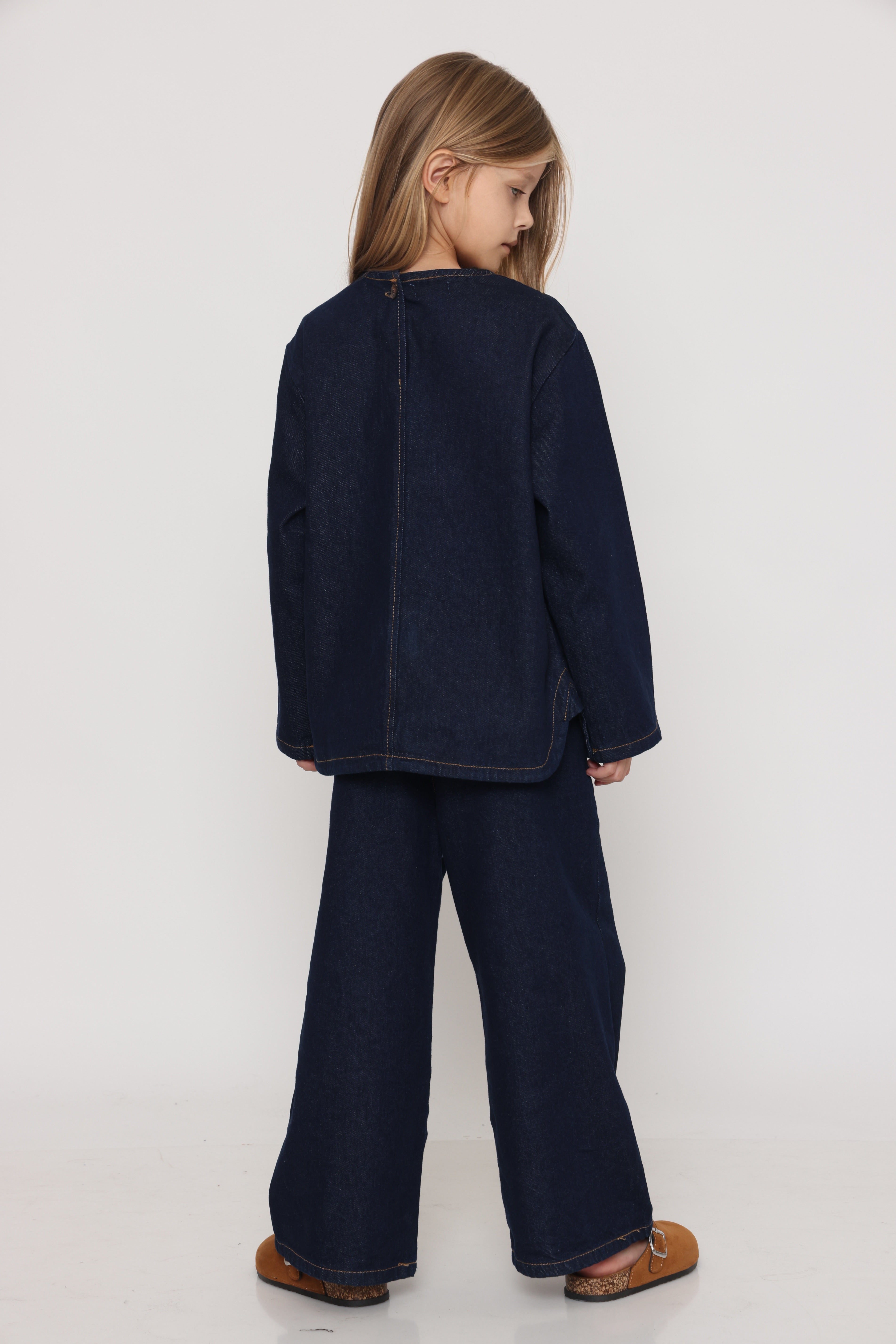 חליפת ג׳ינס אוברסייז כהה לילדה