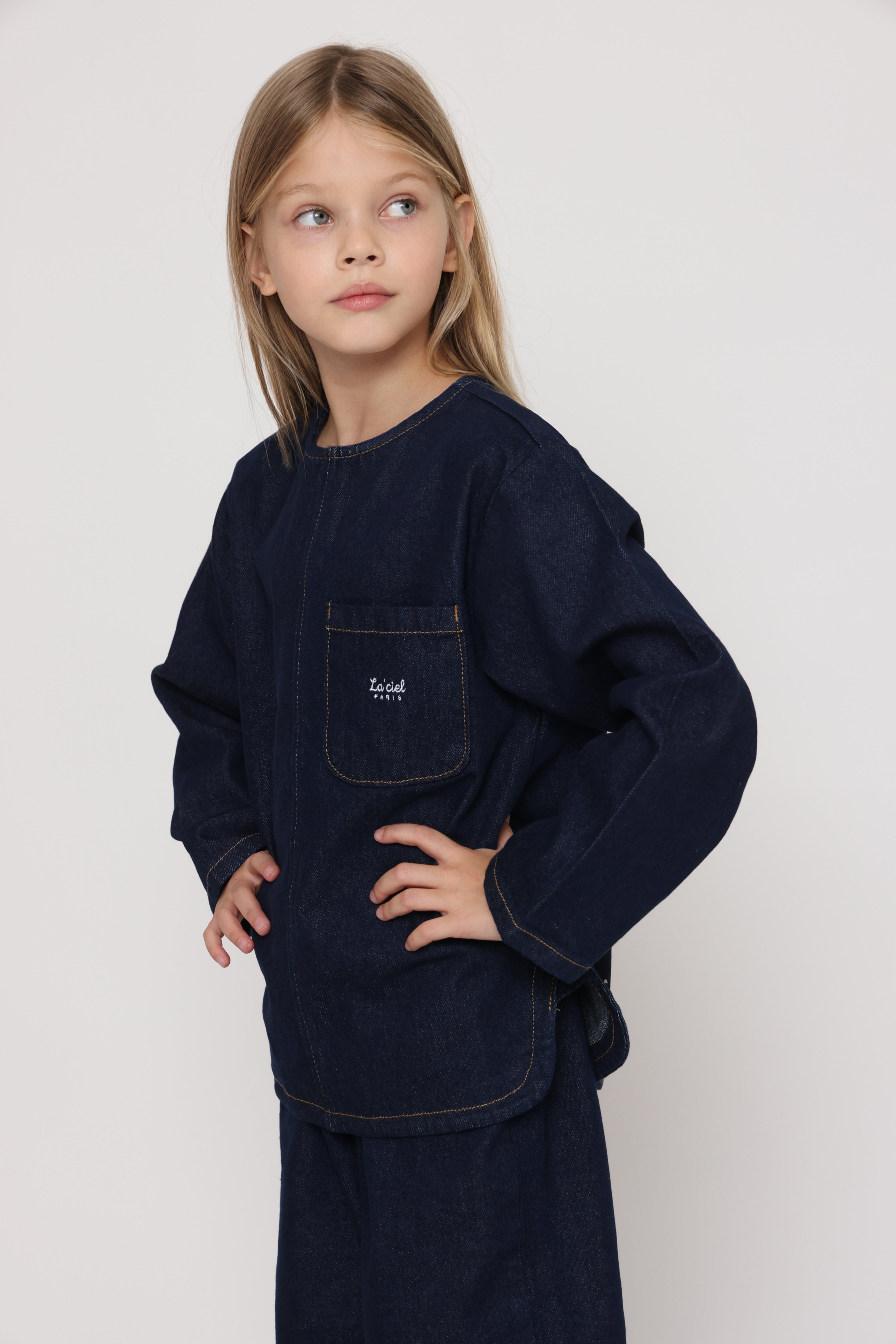 חליפת ג׳ינס אוברסייז כהה לילדה