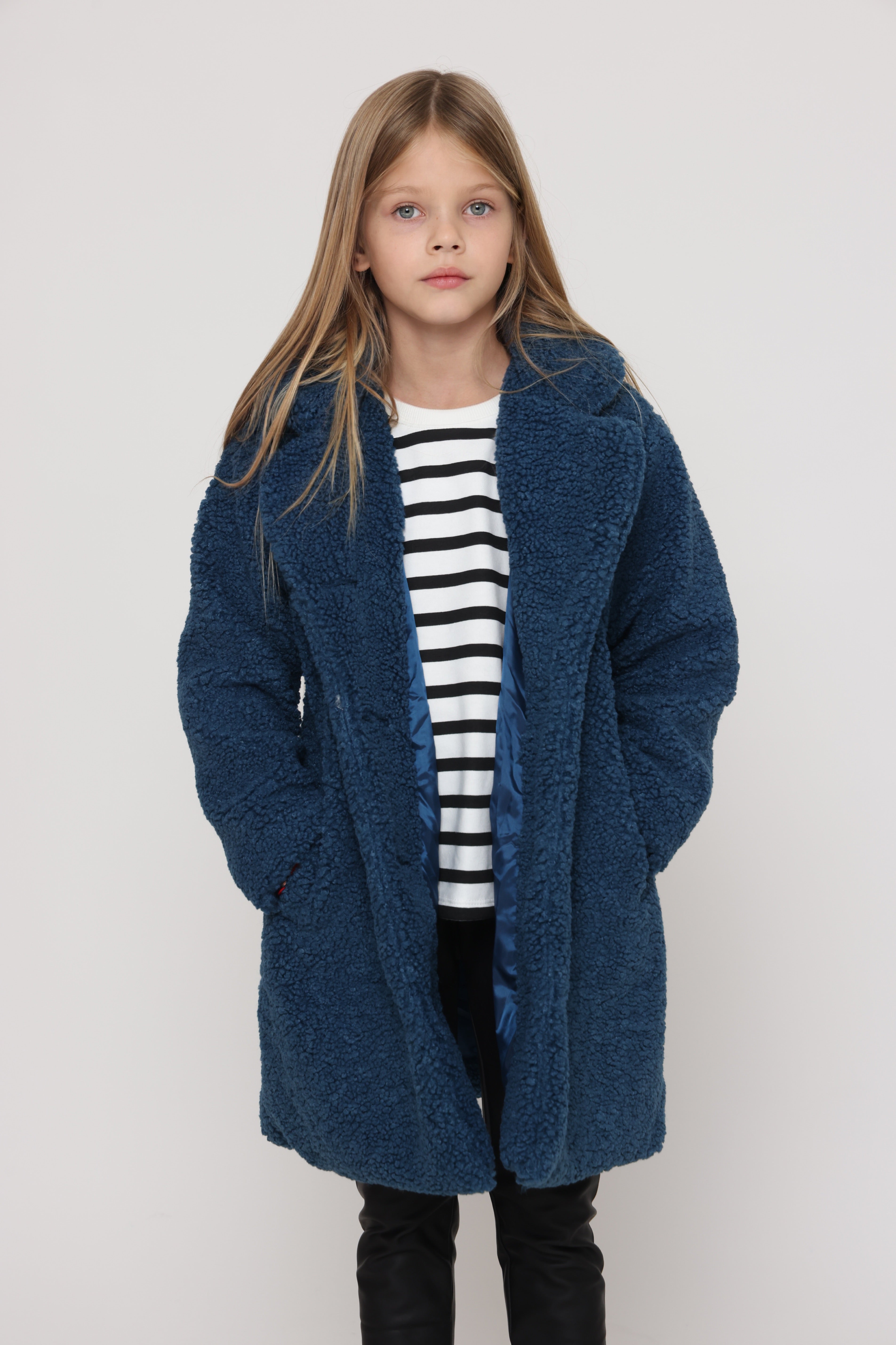מעיל פרווה בצבע כחול לילדה