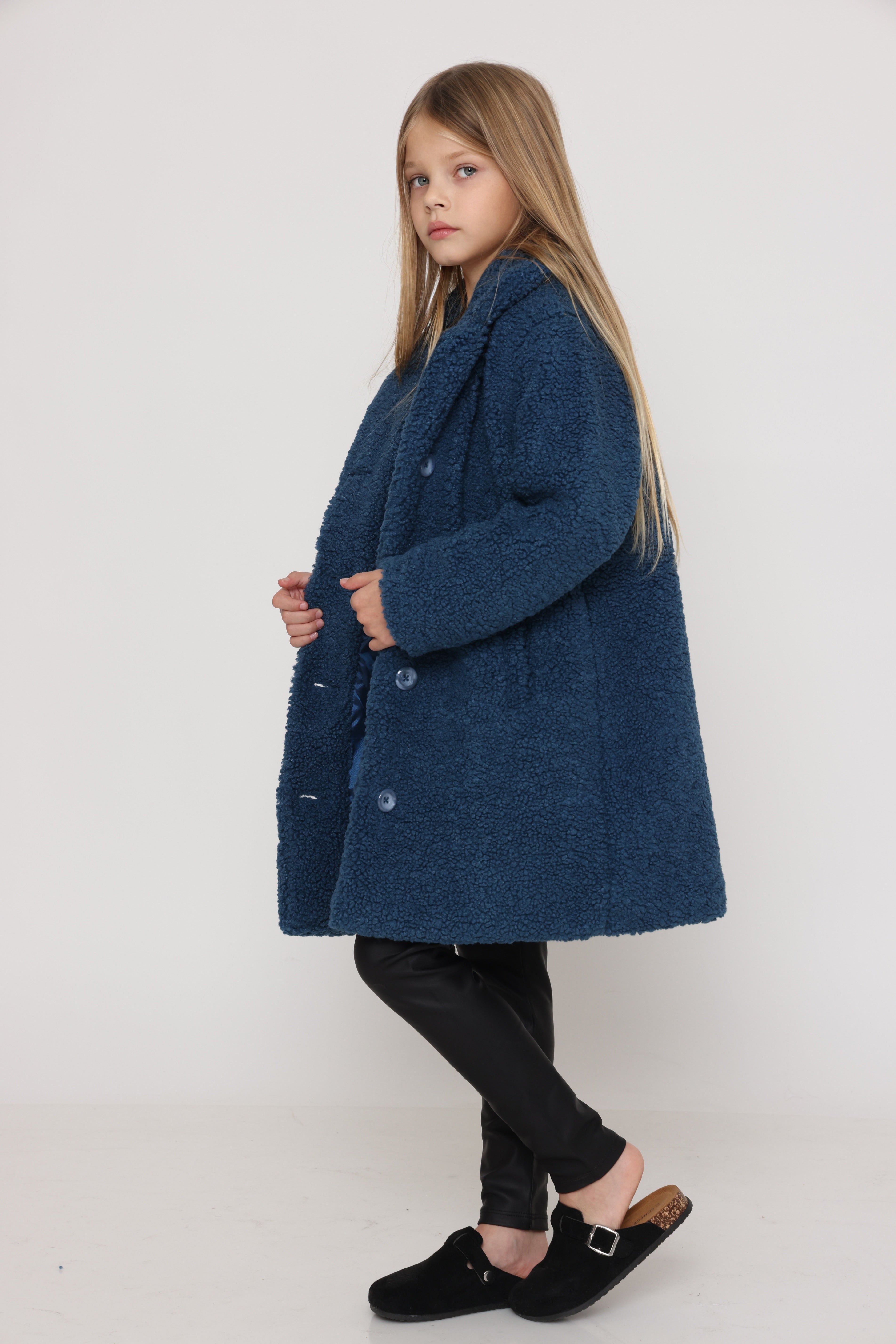 מעיל פרווה בצבע כחול לילדה