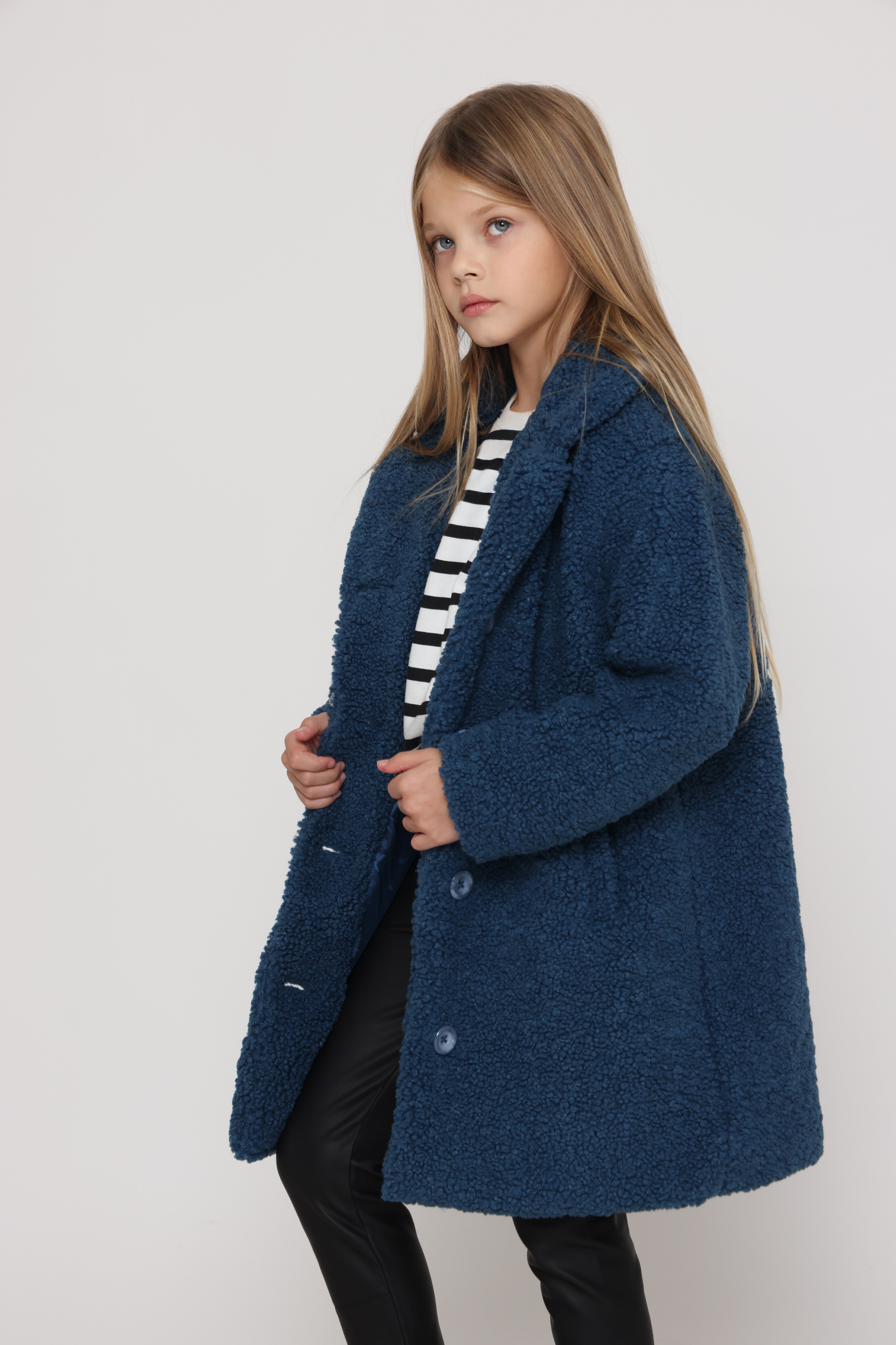 מעיל פרווה בצבע כחול לילדה