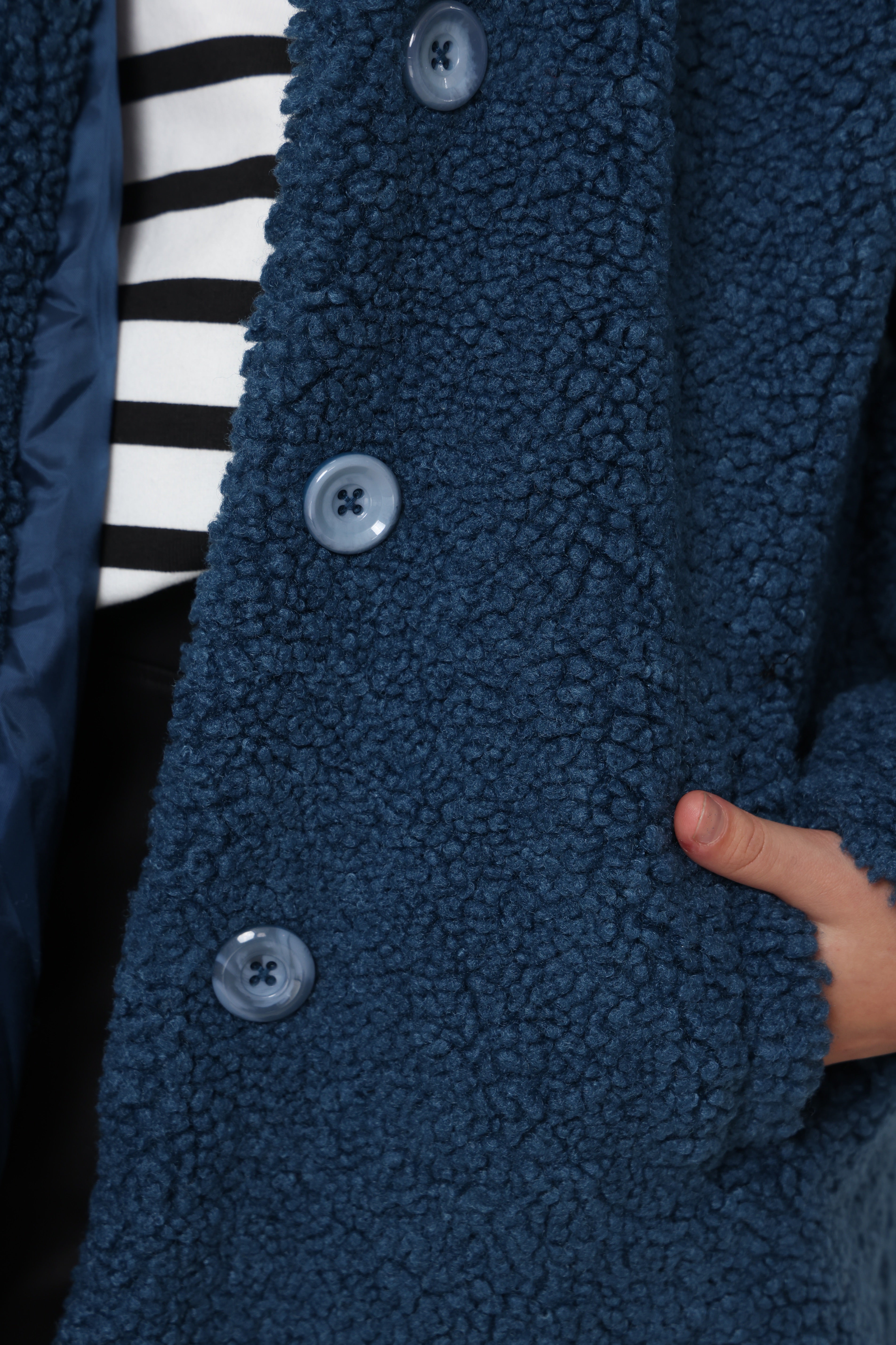 מעיל פרווה בצבע כחול לילדה