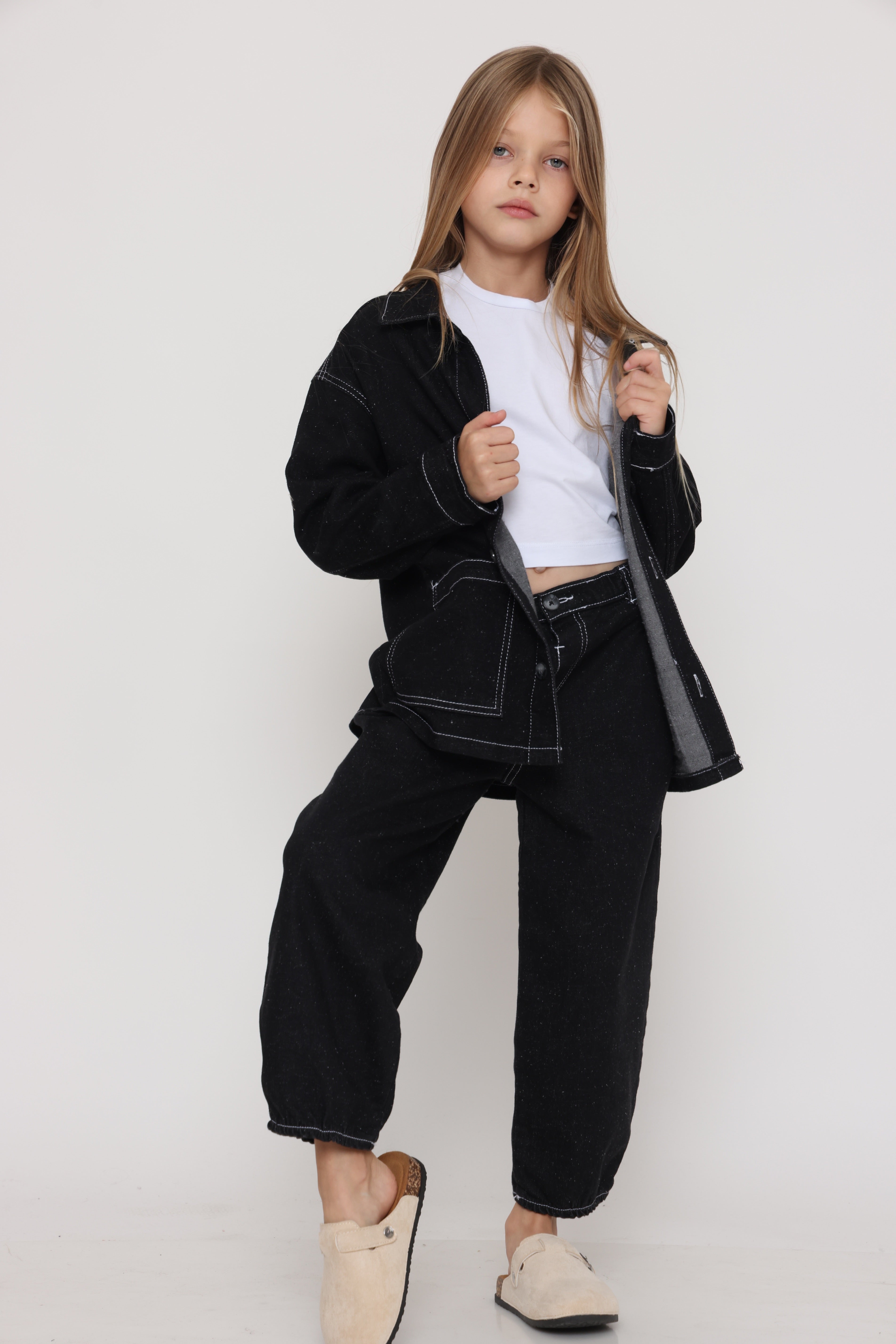 מכנס ג׳ינס אוברסייז שחור עם תפרים לבנים- בנות