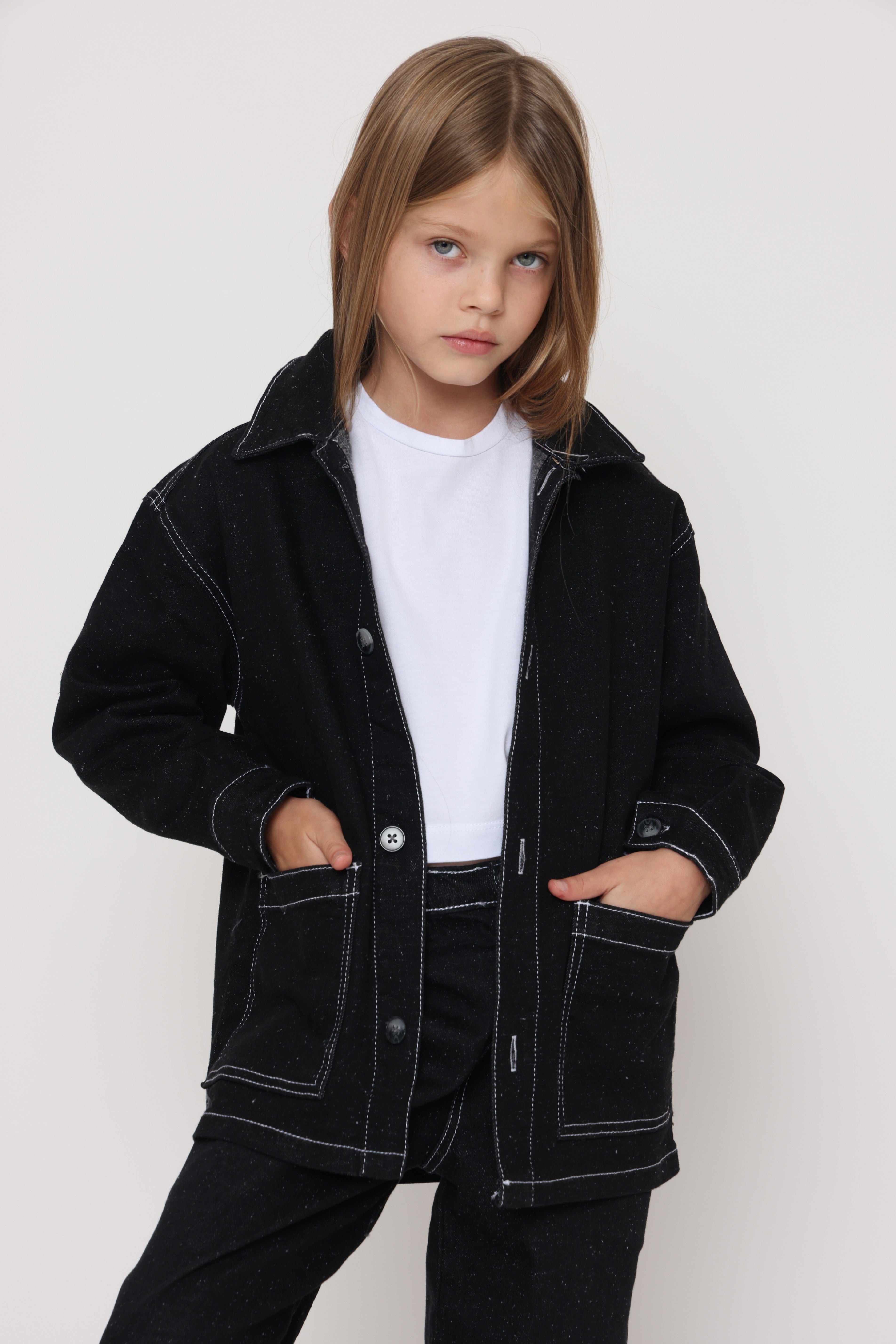 ג׳קט ג׳ינס אוברסייז שחור עם תפרים לבנים