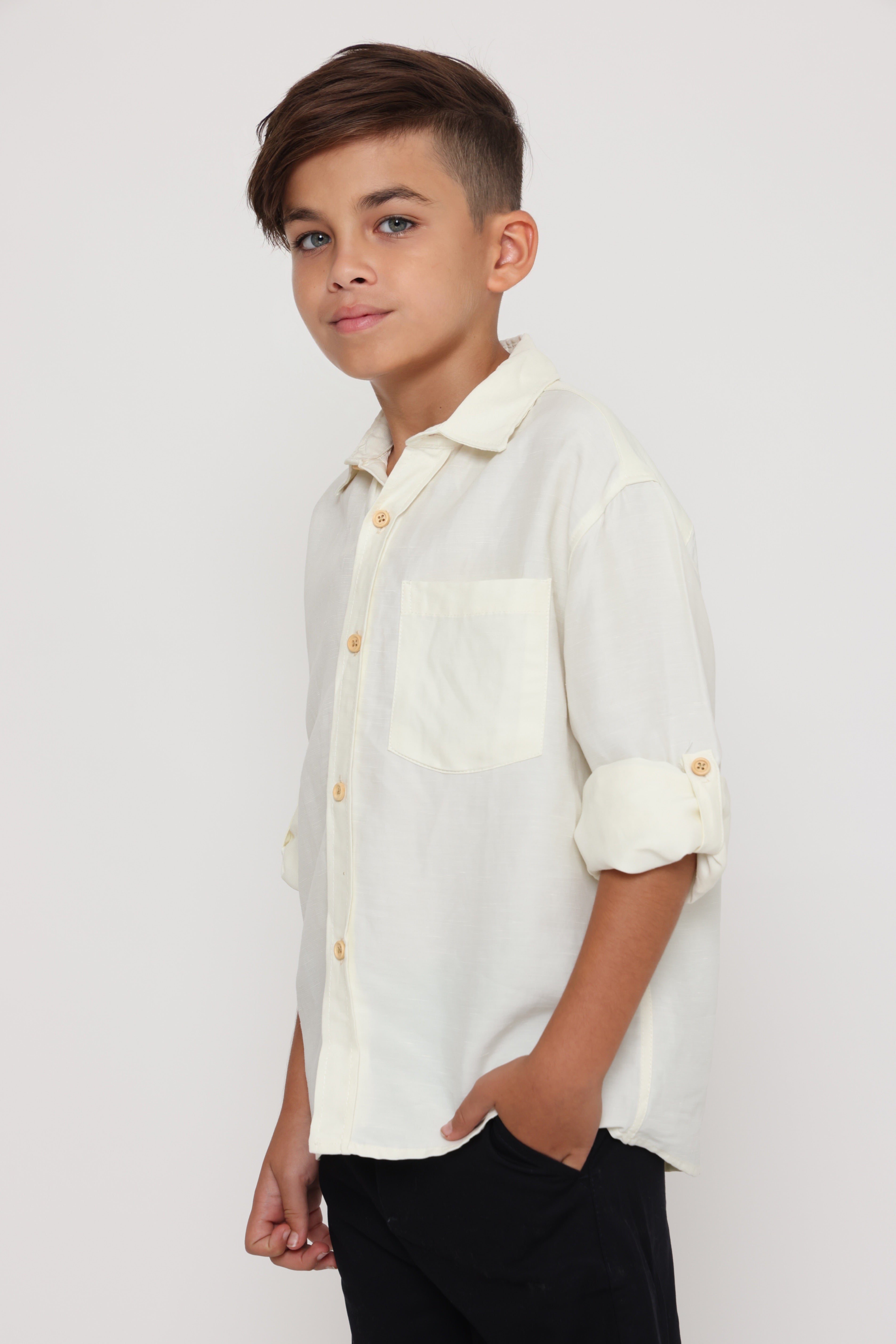 חולצה אוברסייז מכופתרת לילד בצבע לבן חלבי