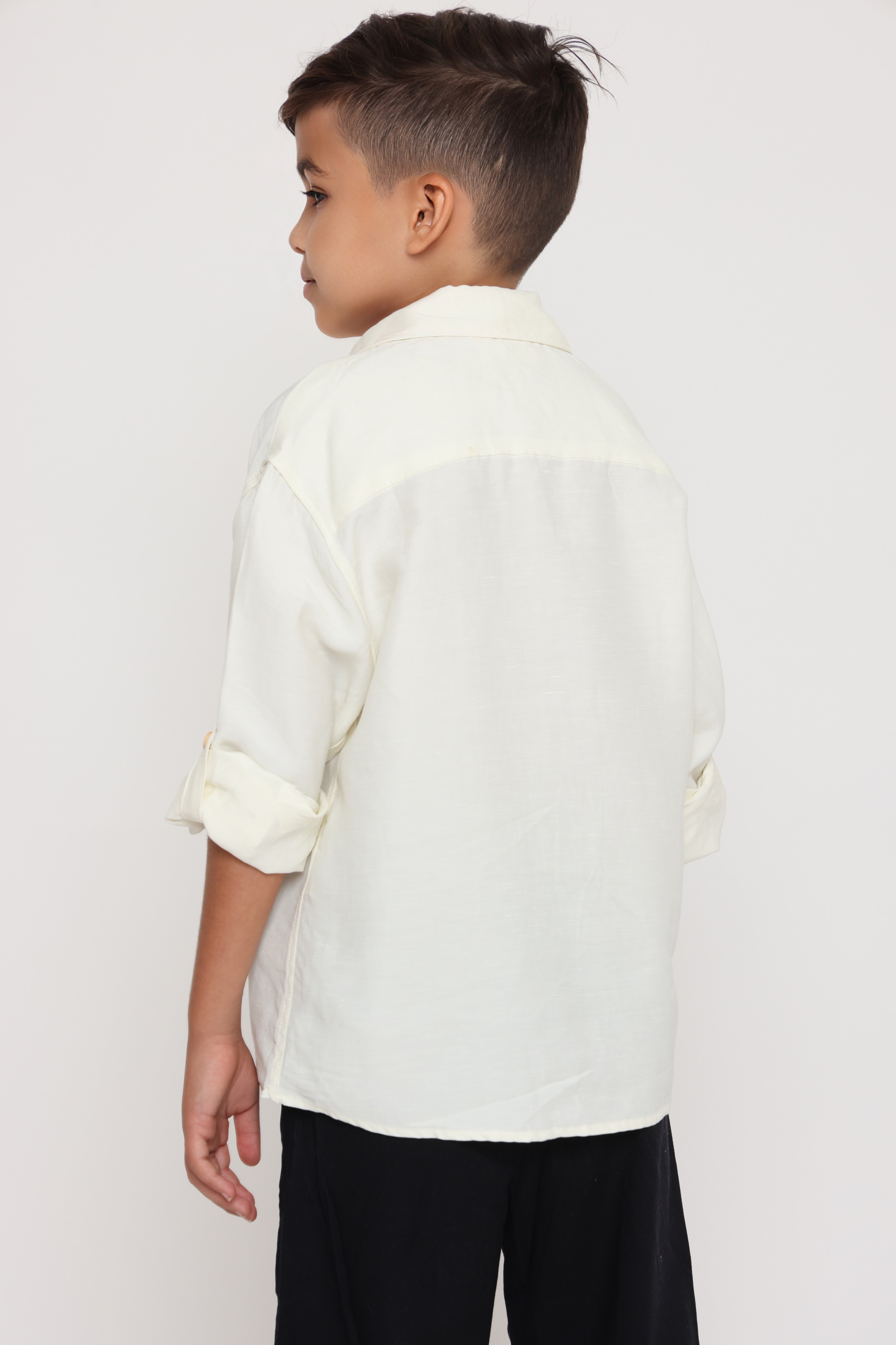 חולצה אוברסייז מכופתרת לילד בצבע לבן חלבי