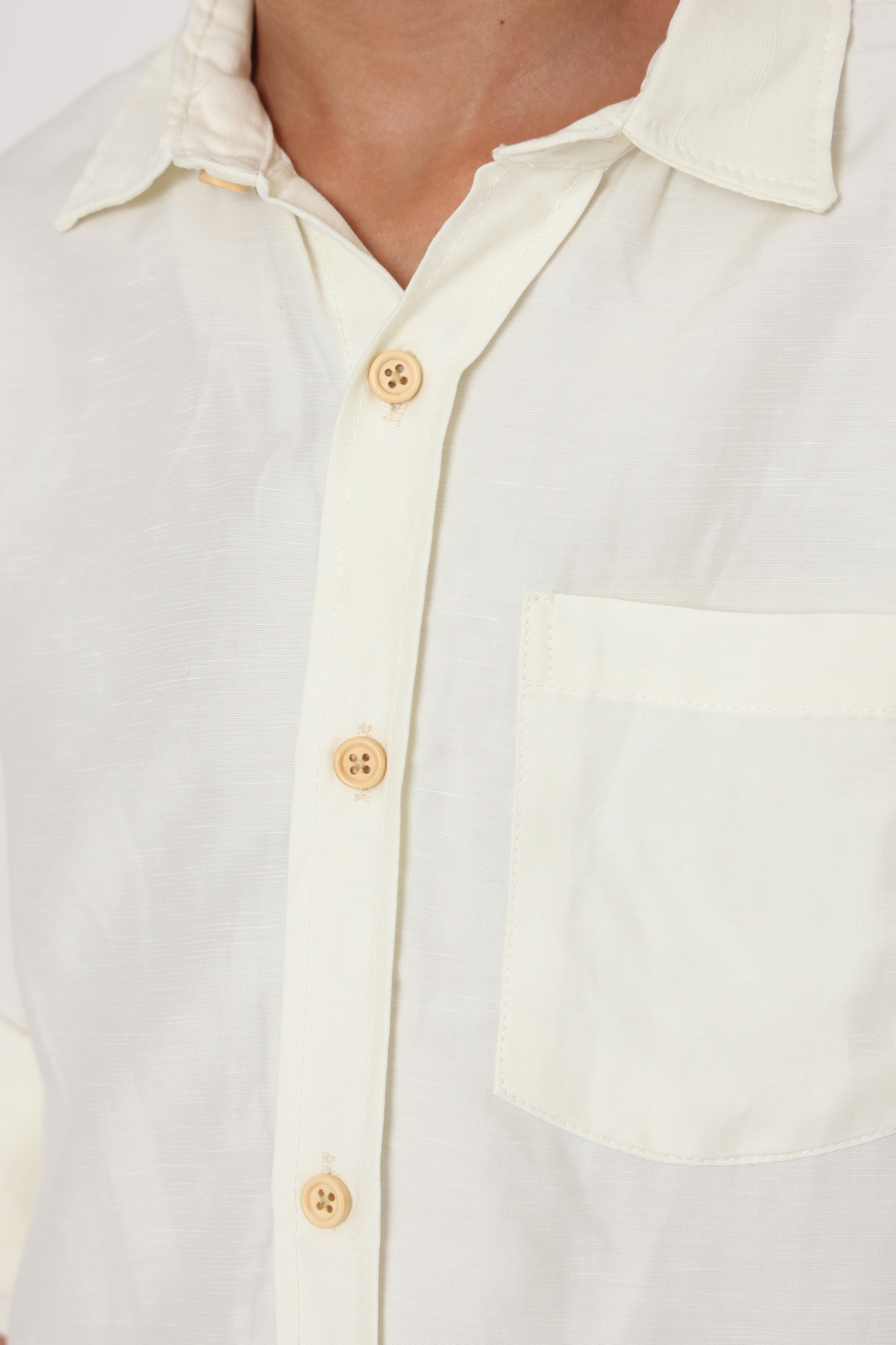 חולצה אוברסייז מכופתרת לילד בצבע לבן חלבי