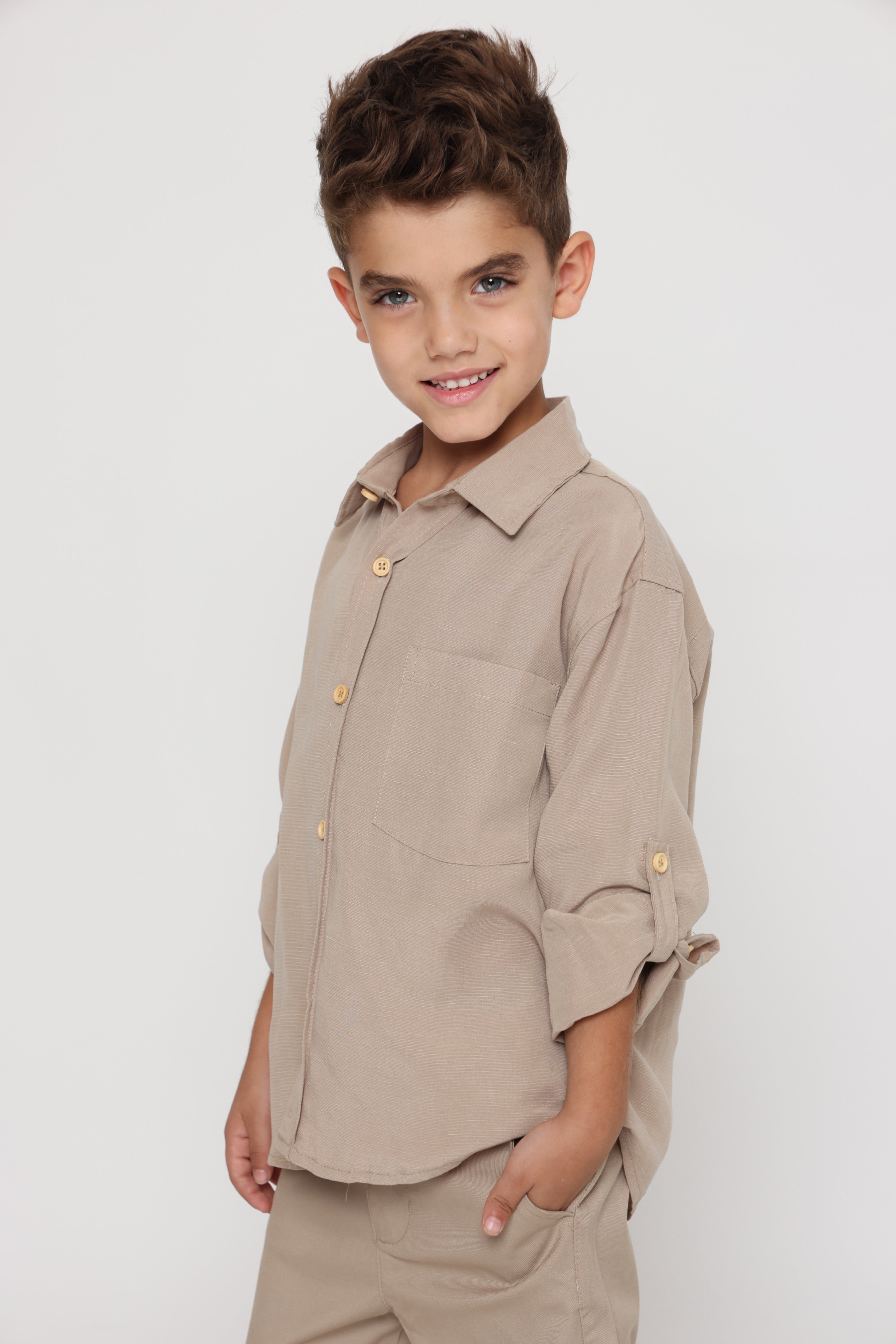 חולצה אוברסייז מכופתרת לילד בצבע בז טבעי