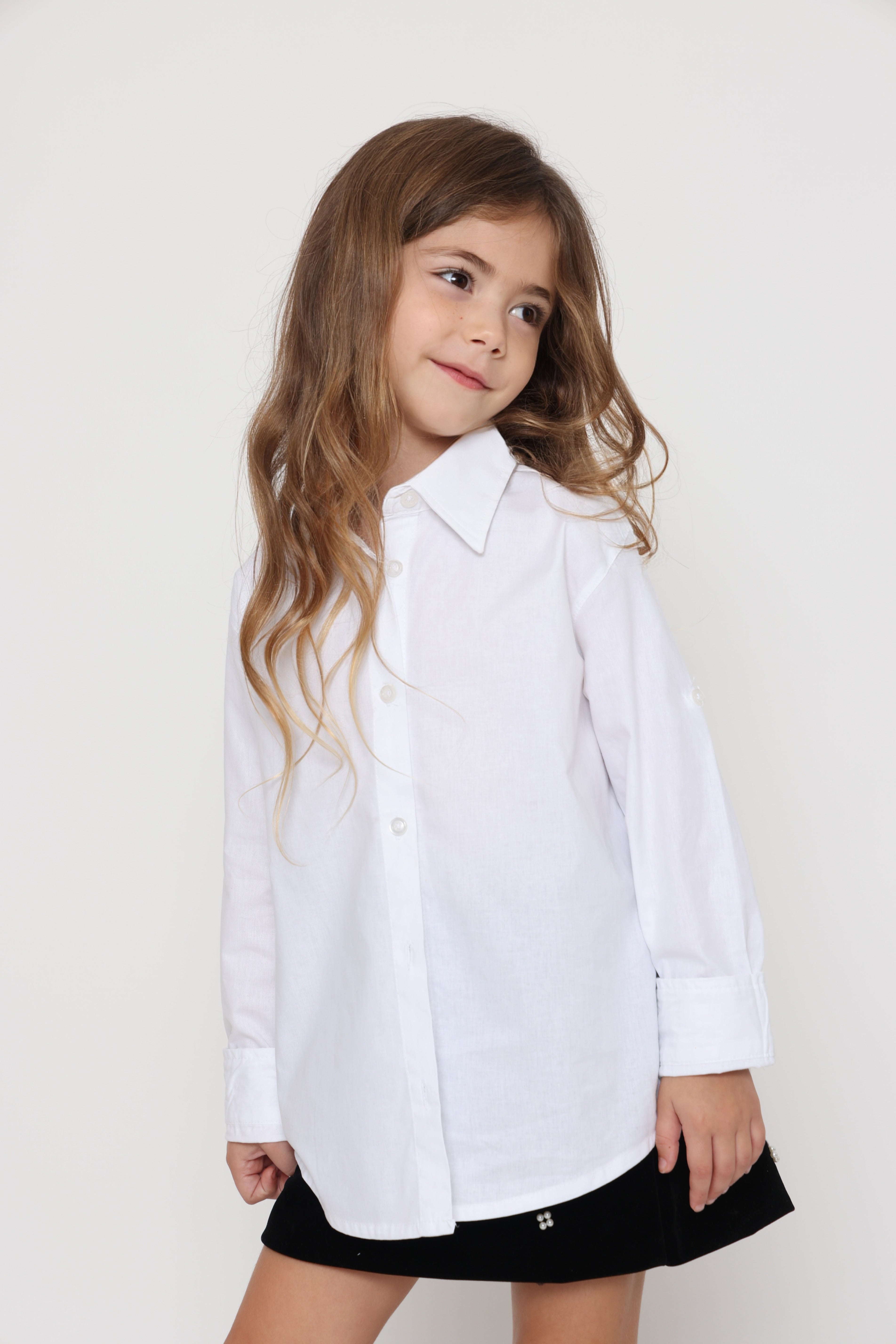 חולצה לבנה קלאסית מכופתרת לילדה