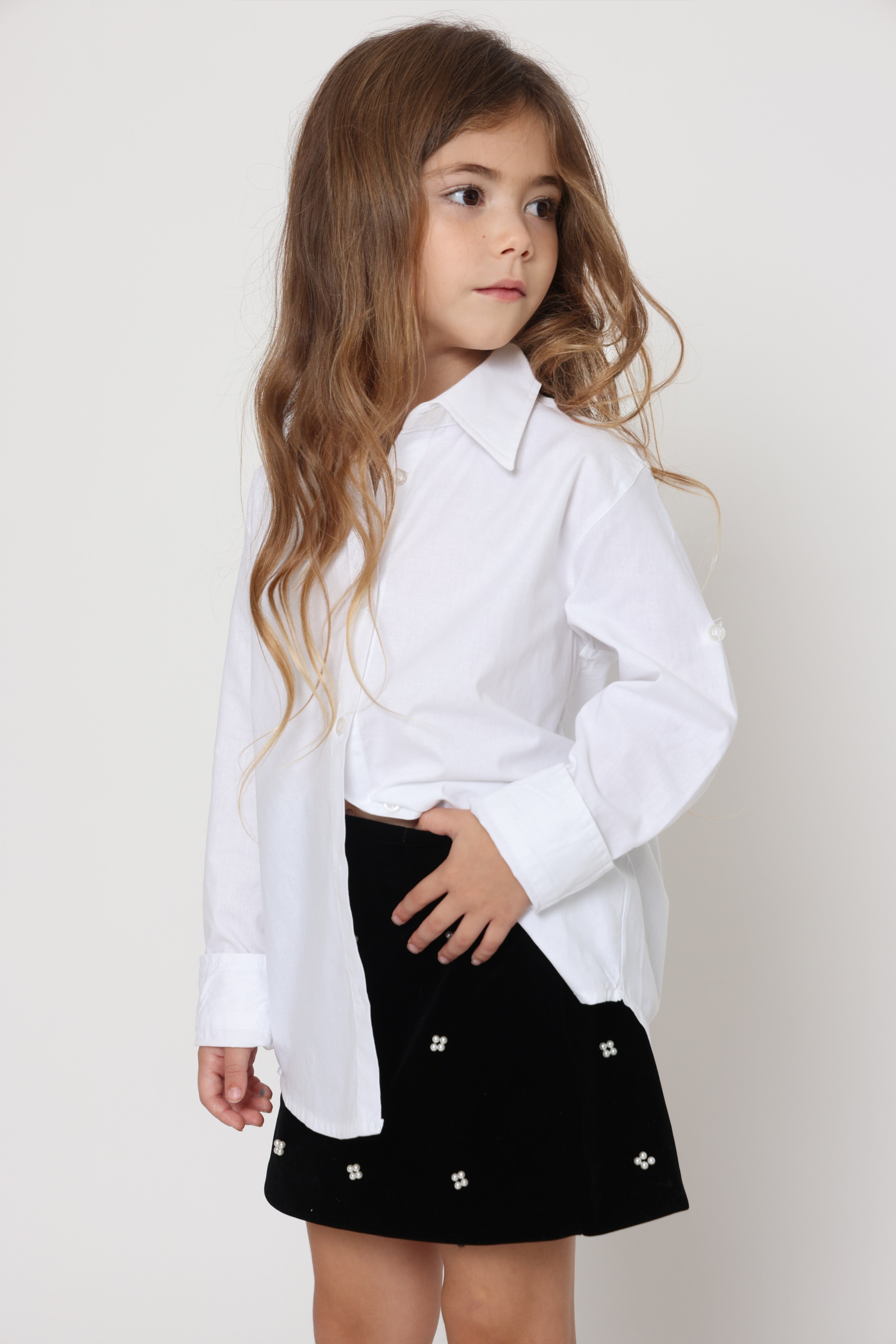 חולצה לבנה קלאסית מכופתרת לילדה