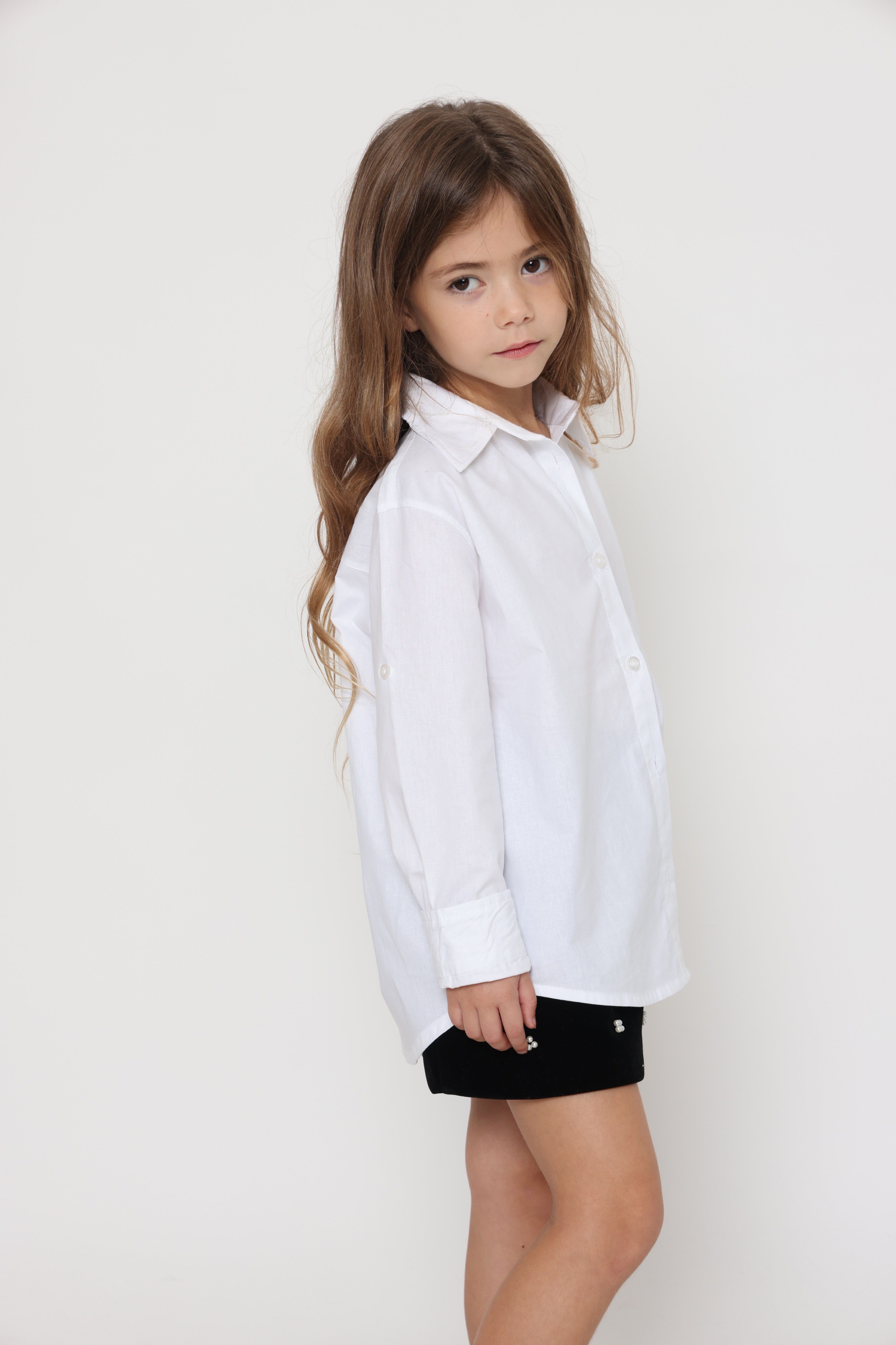 חולצה לבנה קלאסית מכופתרת לילדה