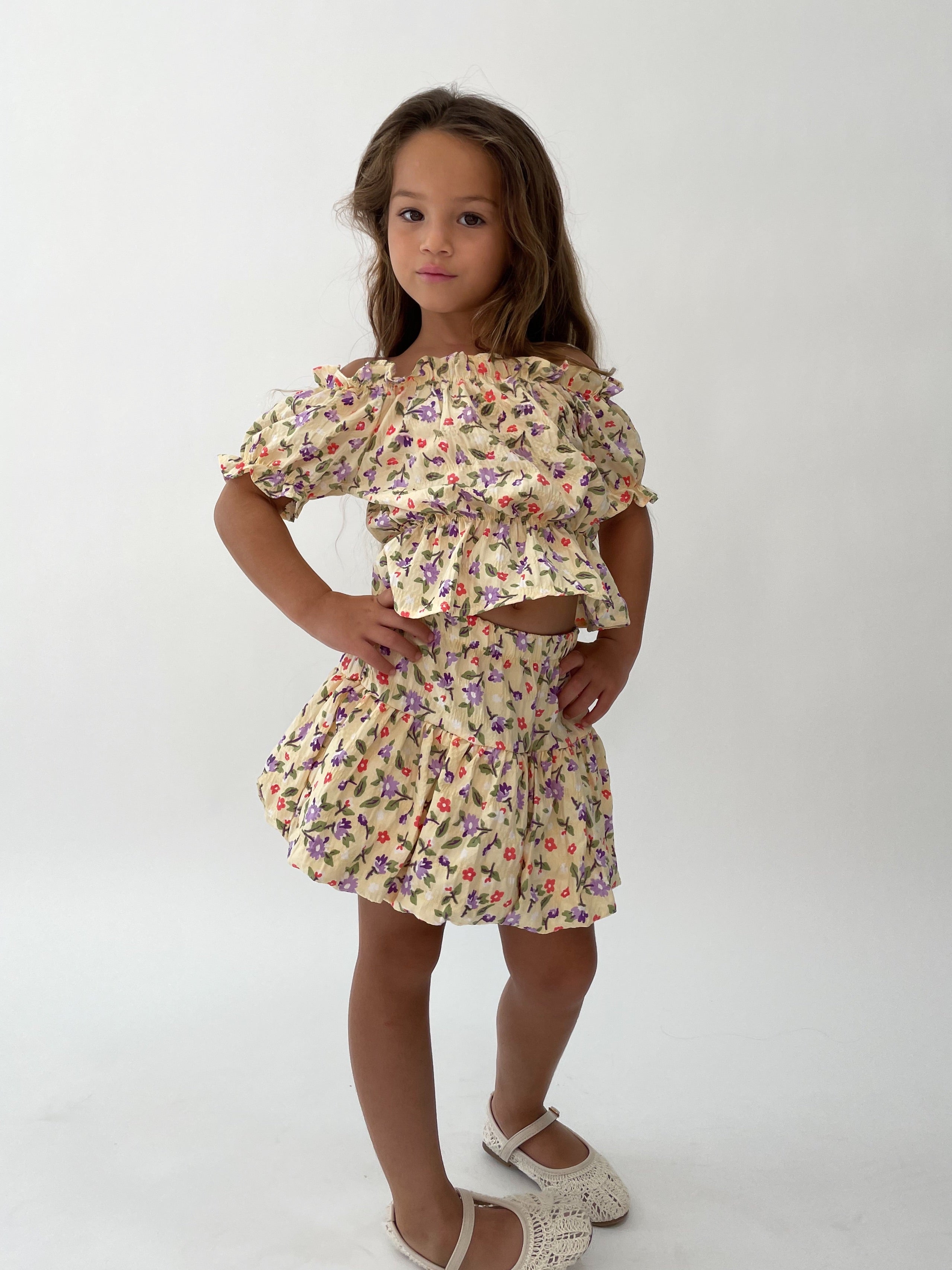 סט פרחוני לילדות בגוון שמנת.