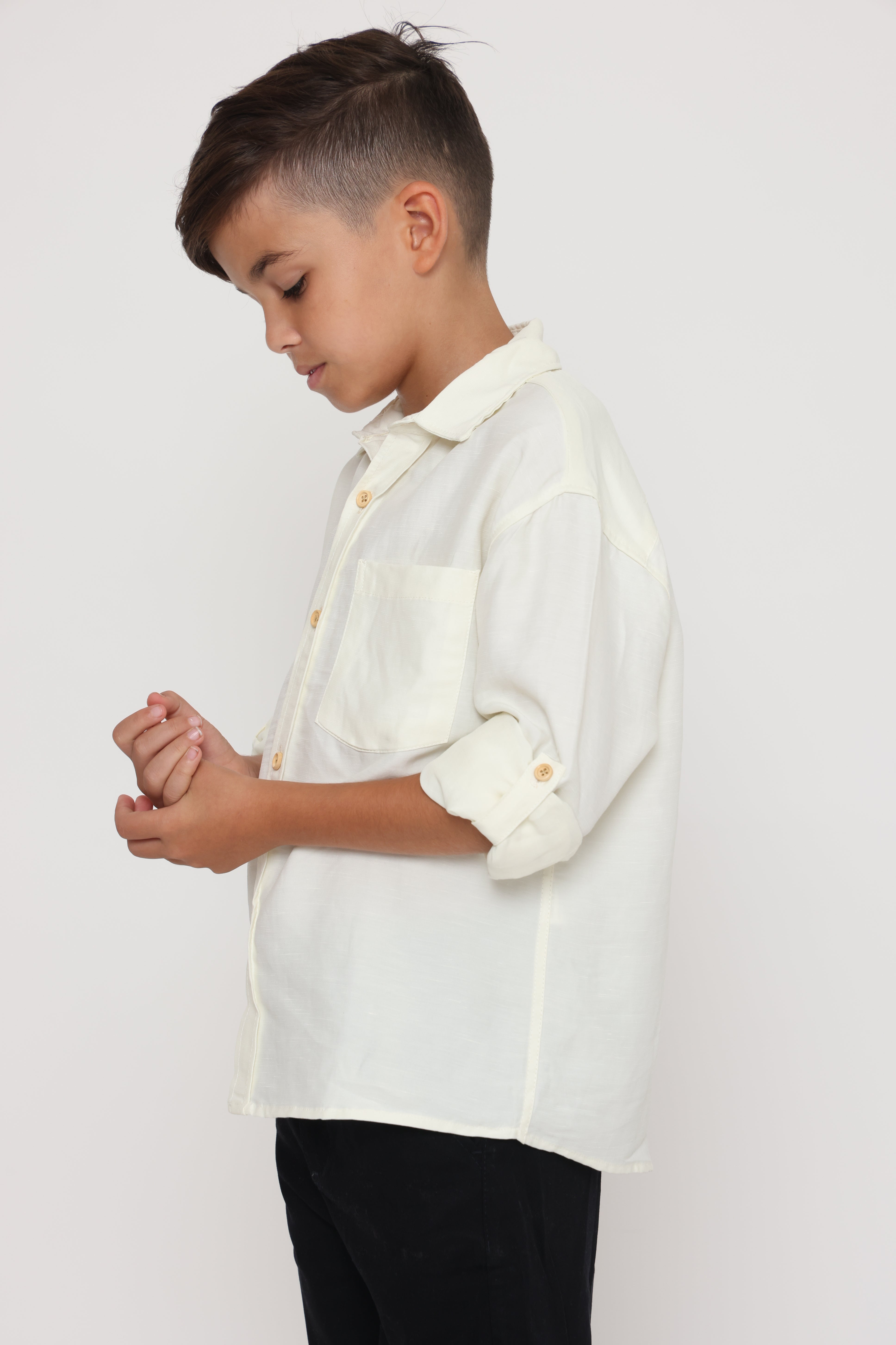 חולצה אוברסייז מכופתרת לילד בצבע לבן חלבי